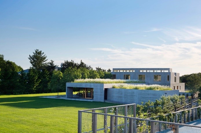 Az extenzív zöldtető egy önfenntartó természetes szépséget képviselő, ugyanakkor funkcionális és értéknövelő építészeti eleme a háznak. Kép: architecturaldigest.com
