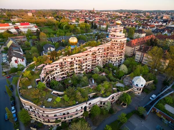 A gazdagon beültetett, nagy felületű zöldtetők pozitívan alakítják a klímaparamétereket. Kép: architektenweb.de