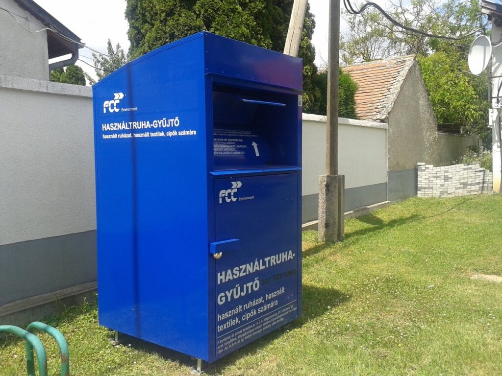 A régebben ASA-feliratú kék használztuha-konténereket FCC-s váltotta fel. Kép: se.hu