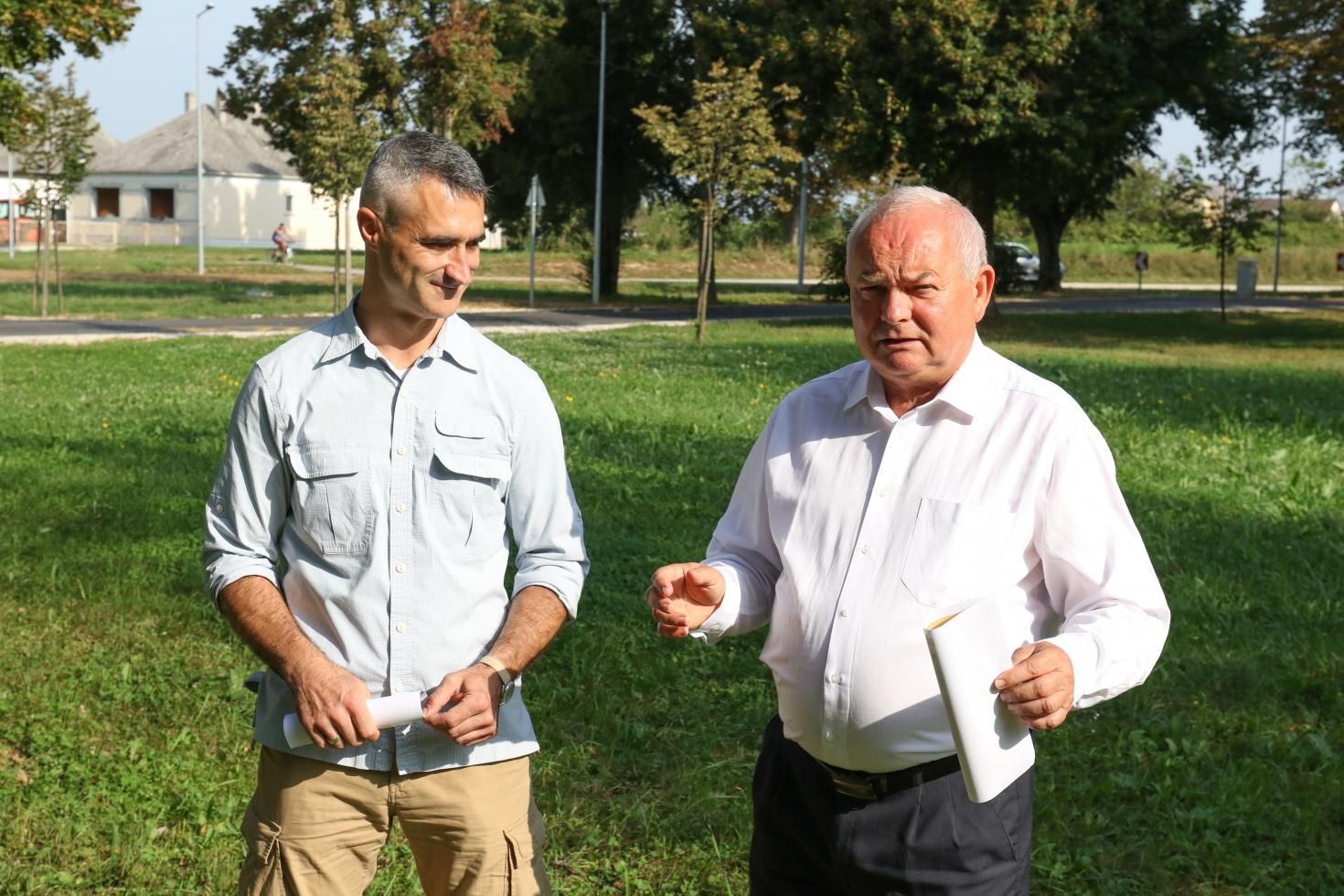 Kép: Vörös András, a vitézlő oskola vezetője és Dénes Sándor polgármestera leendő tündérkert területén. Szakony Attila fényképe