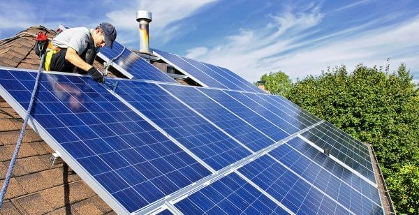 Kép: A tetőre szerelhető napelemrendszerek akár a panelenkénti 25 kg-ot is elérhetik és a várható teljesítményük az igényeknek megfelelően, lényegesen nagyobb.