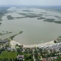 Kép: A Velencei-tó területe 26 km2, ugyanakkor átlagos mélysége mindössze csak 1,60 m, legmélyebb pontja pedig 3,25 m - már, ha maximális vízszinttel számolunk, de sajnos az utóbbi évek azt mutatják, hogy a minimum optimális vízszint elérése is már sikerként könyvelendő.
