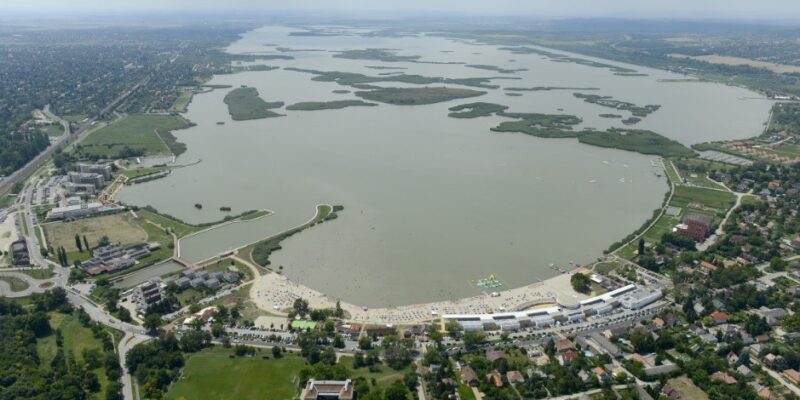 Kép: A Velencei-tó területe 26 km2, ugyanakkor átlagos mélysége mindössze csak 1,60 m, legmélyebb pontja pedig 3,25 m - már, ha maximális vízszinttel számolunk, de sajnos az utóbbi évek azt mutatják, hogy a minimum optimális vízszint elérése is már sikerként könyvelendő.