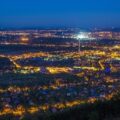 Kép: A kilátókról valamint a túraútvonalak jobb kilátású helyeiről nem csak nappali fényben gyönyörű a panoráma.