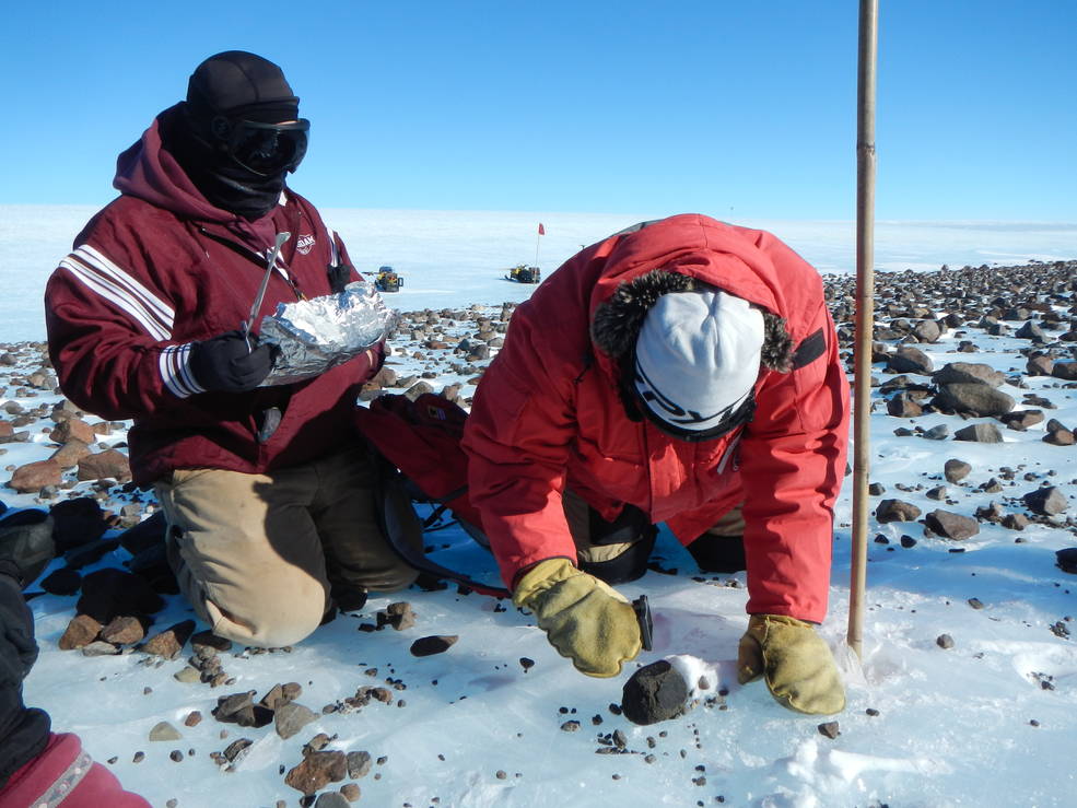 Kép: kutatók keresnek meteoritokat az Antarktiszon az ANSMET keretében.