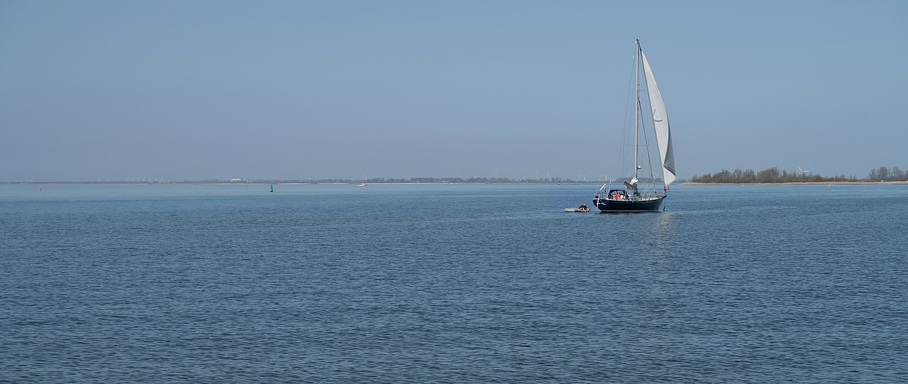 Az IJssel-tavon rendszeresen szoktak vitorlázni. Kép: wikipedia