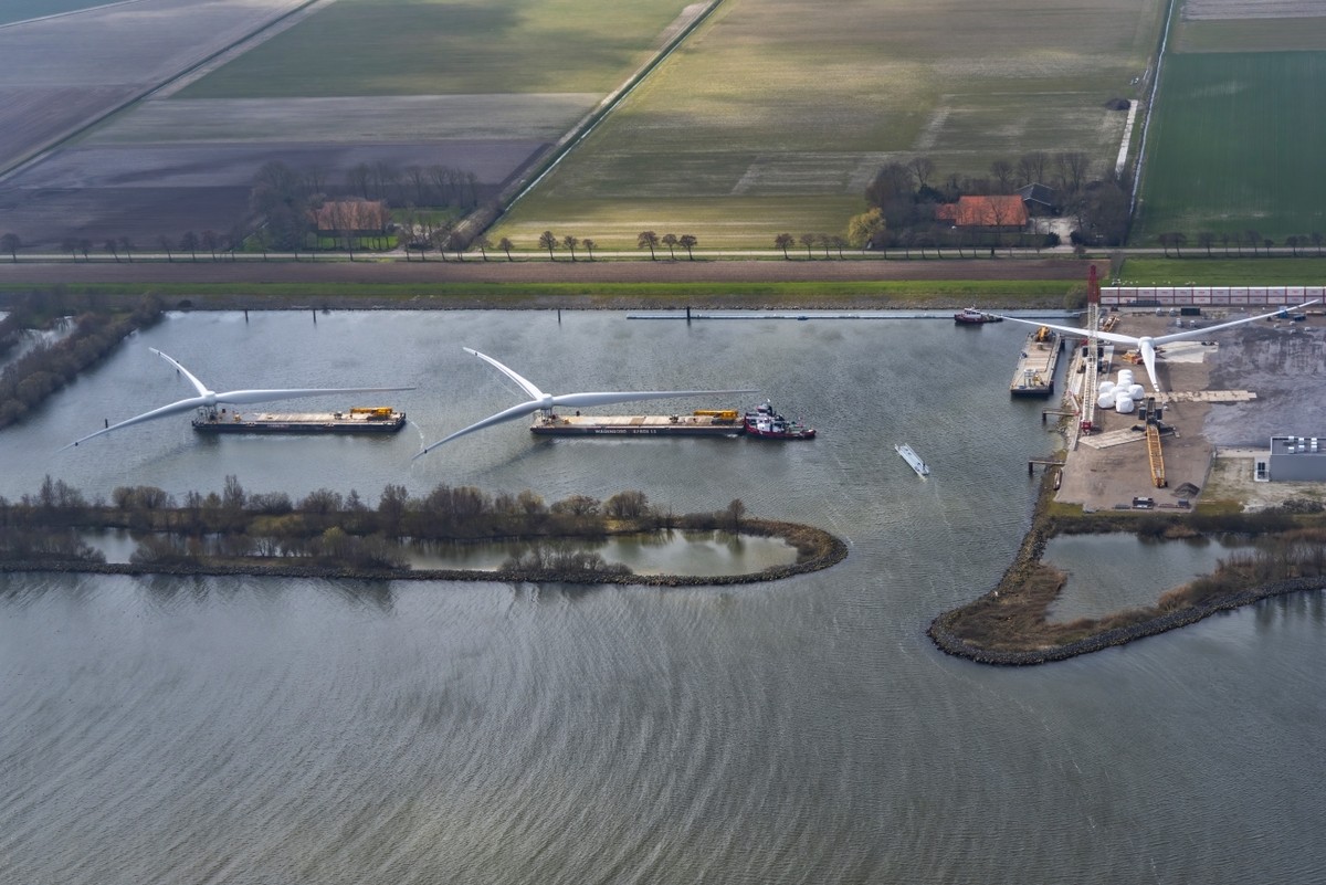 A lapátok szállítása – jól látszik, milyen hatalmasok is valójában. Kép: windpark
