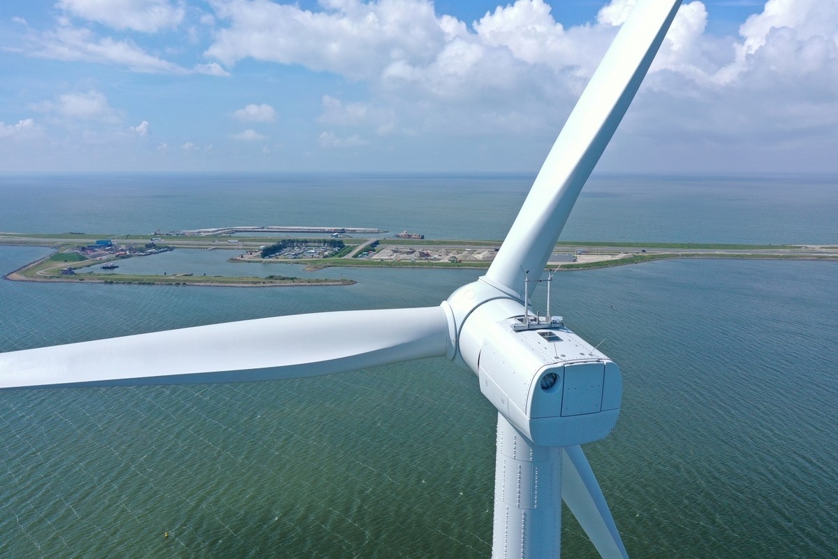 A hatalmas szélturbinák három, egyenként kb. 63 méteres lapáttal termelik az áramot. Kép: windpark